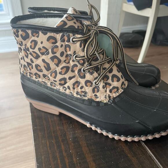 Magellan NEW Leopard Cheetah Duck Boots Size 6 Lace Up Water Outdoor - Picture 3 of 6